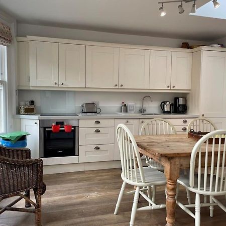 Beautiful 3 Bed Basement Flat With Garden Apartman Bath Kültér fotó