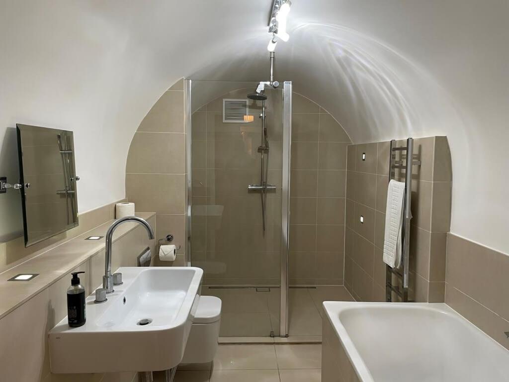 Beautiful 3 Bed Basement Flat With Garden Apartman Bath Kültér fotó